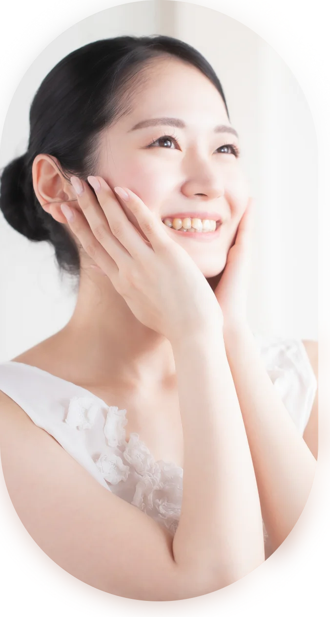 頬に手を添えて微笑む女性