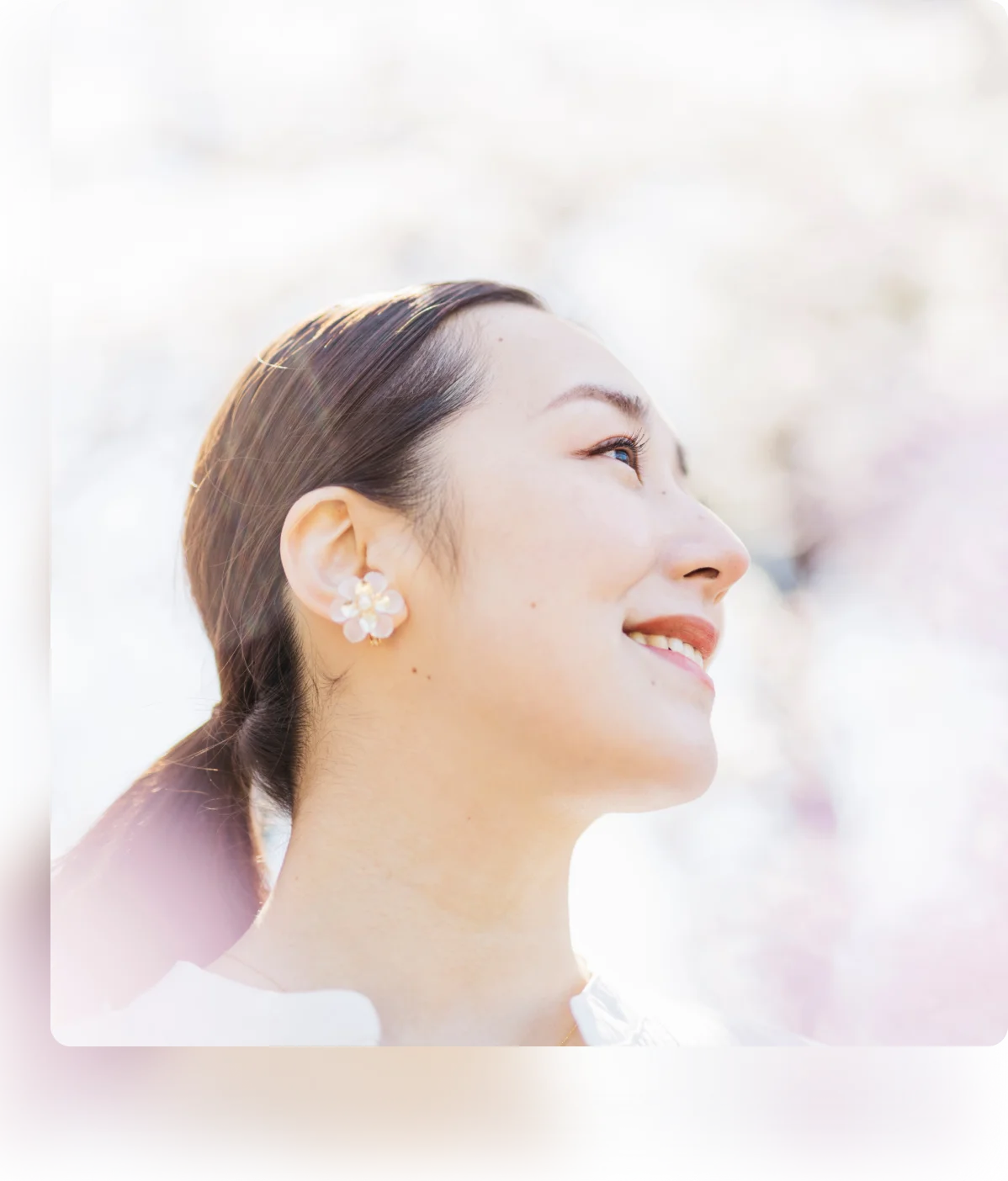 明るい表情で微笑む女性