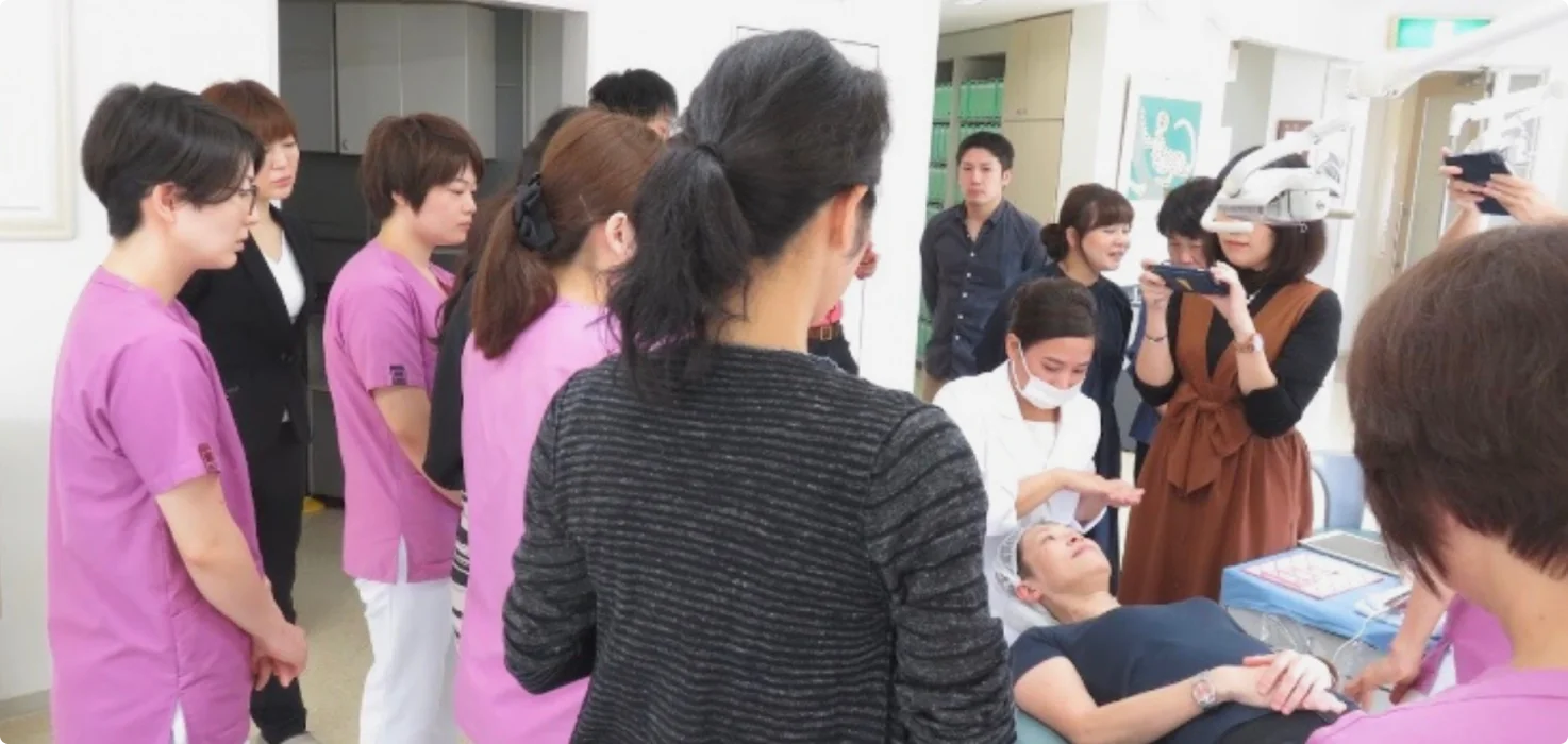 施術の実演を見学するセミナー参加者たち