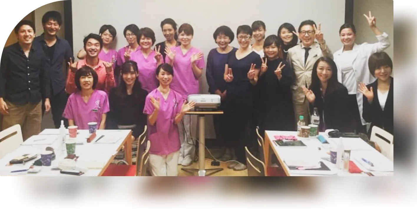 セミナー会場で撮影した参加者とスタッフの集合写真